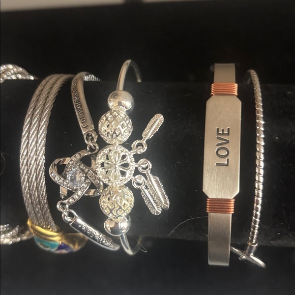 Lot of silvertone bracelets.2 are stretchy and some have adjustable chains. - Picture 4 of 5